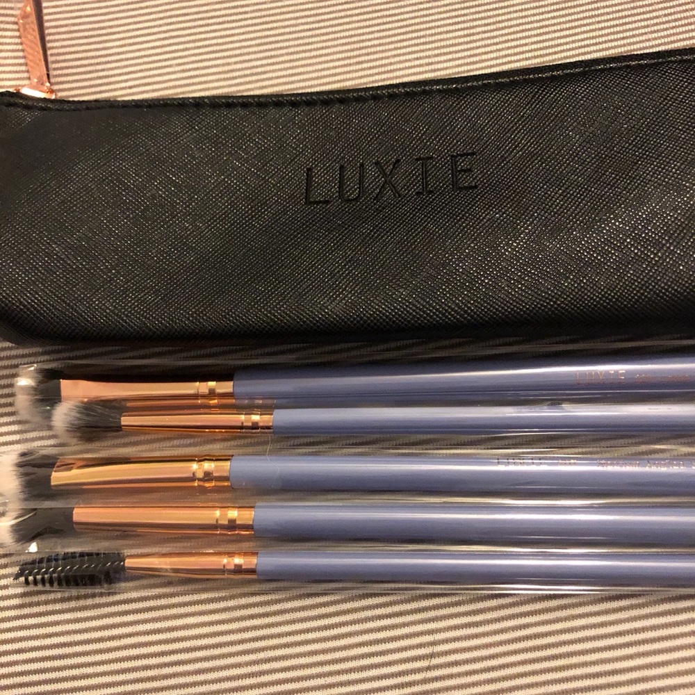 Luxie wanderlust brushes with bag
